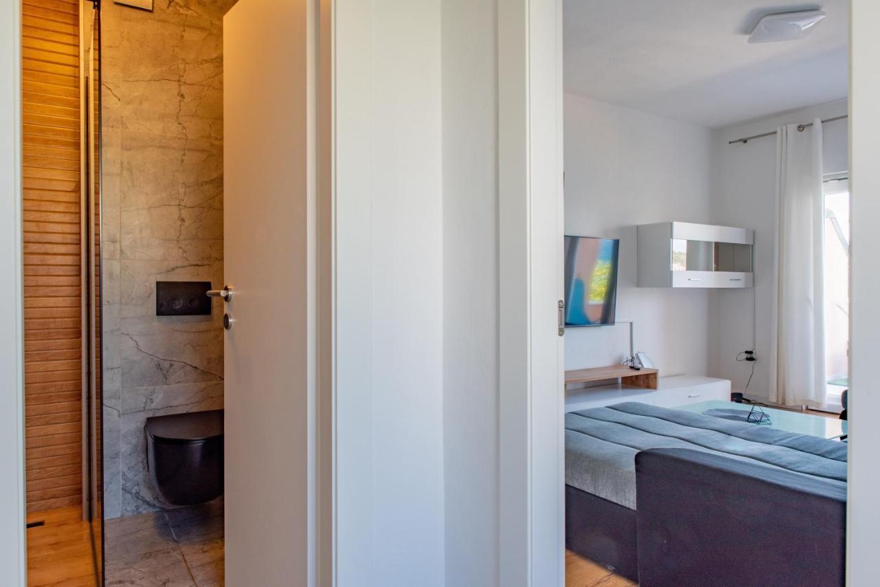 Beach Holiday Home With Private Jacuzzi & Parking Trogir Bagian luar foto