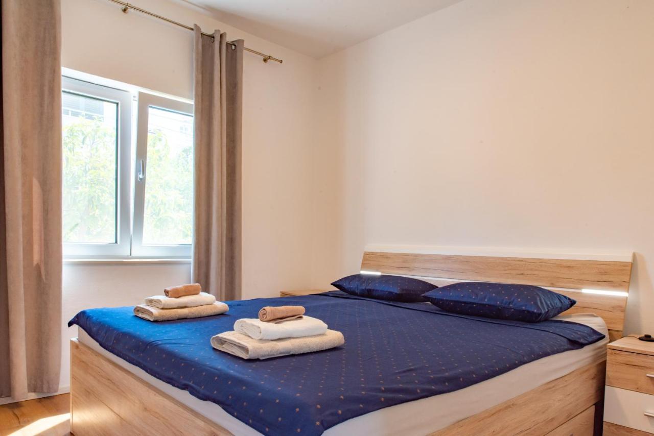 Beach Holiday Home With Private Jacuzzi & Parking Trogir Bagian luar foto