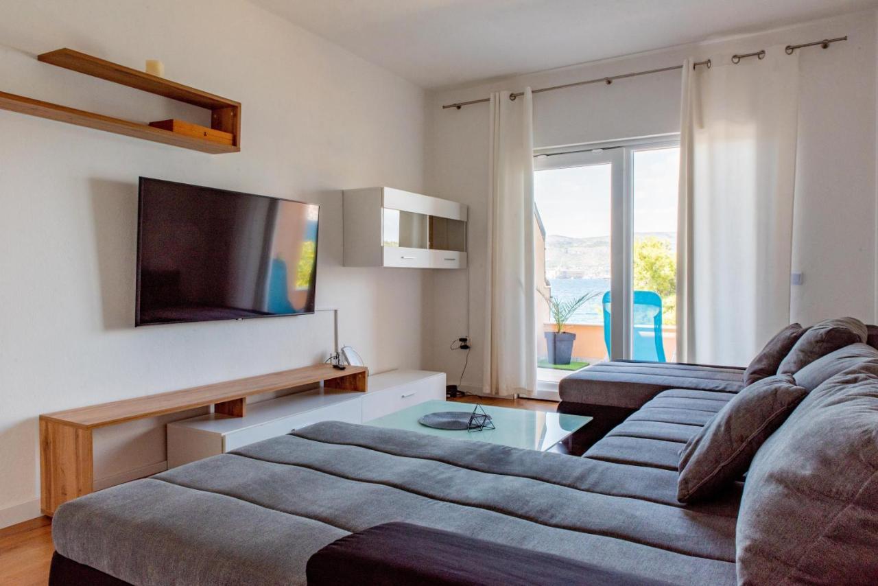 Beach Holiday Home With Private Jacuzzi & Parking Trogir Bagian luar foto