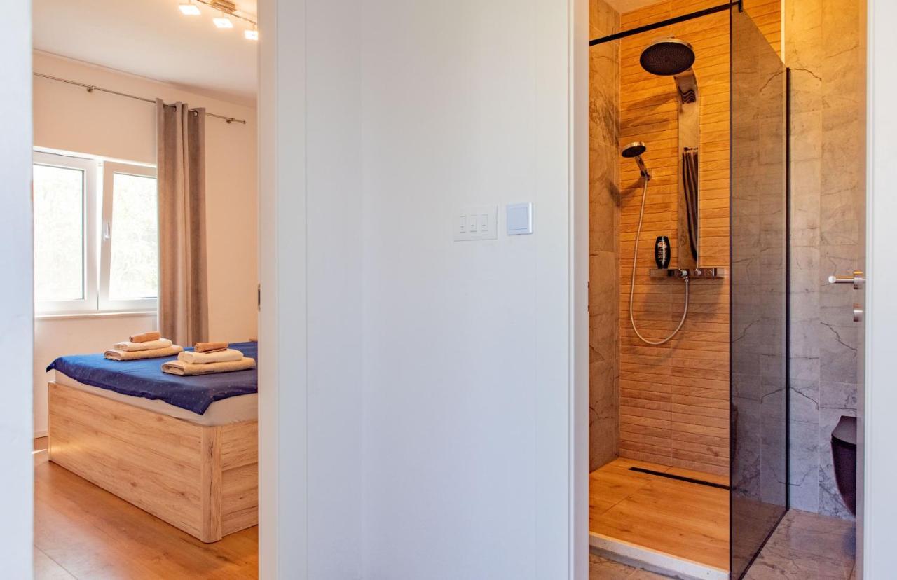 Beach Holiday Home With Private Jacuzzi & Parking Trogir Bagian luar foto
