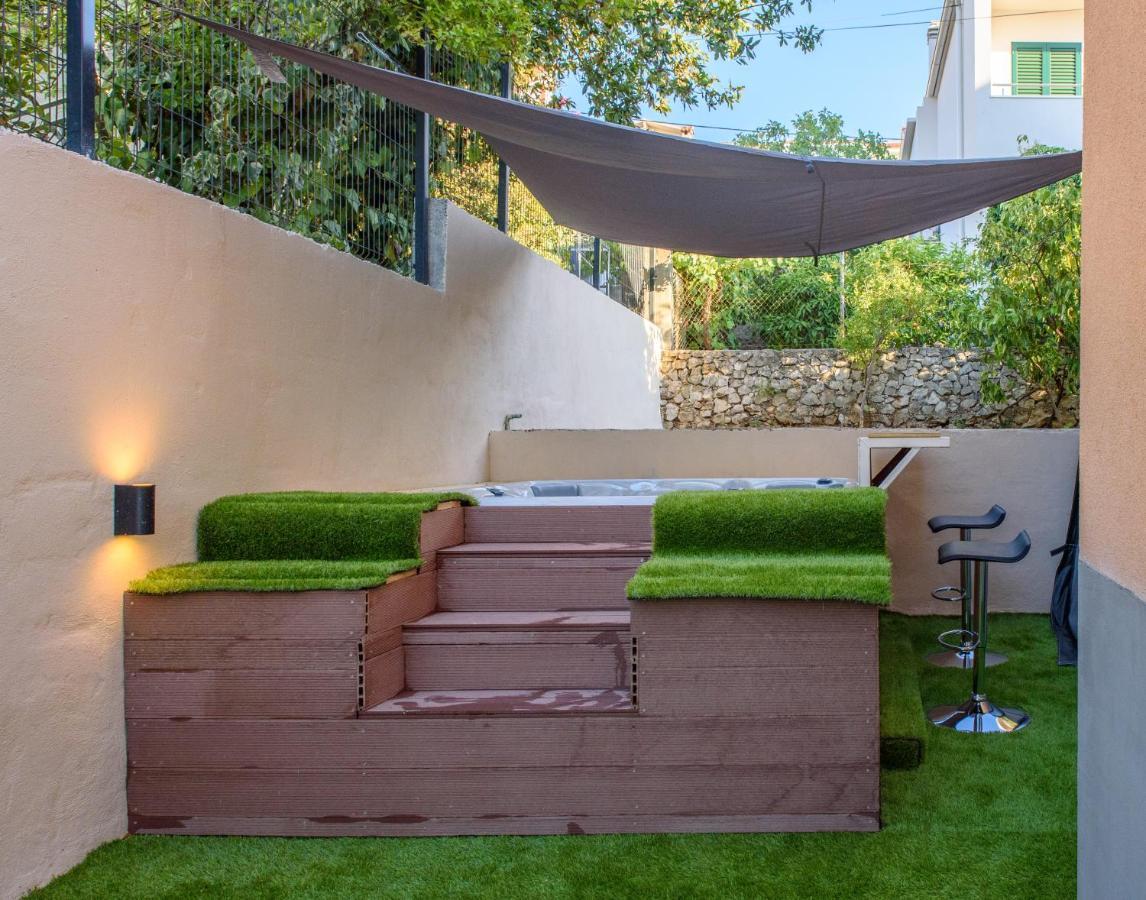 Beach Holiday Home With Private Jacuzzi & Parking Trogir Bagian luar foto