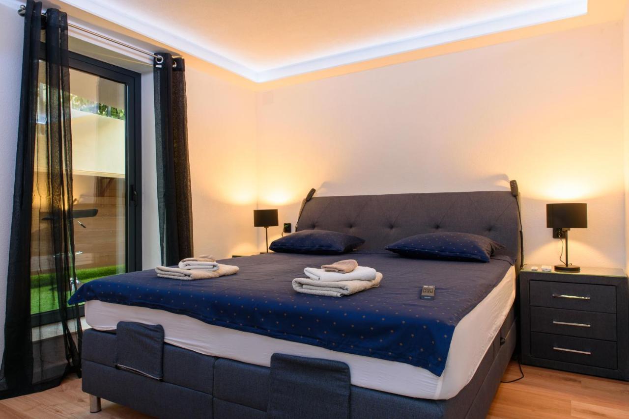 Beach Holiday Home With Private Jacuzzi & Parking Trogir Bagian luar foto