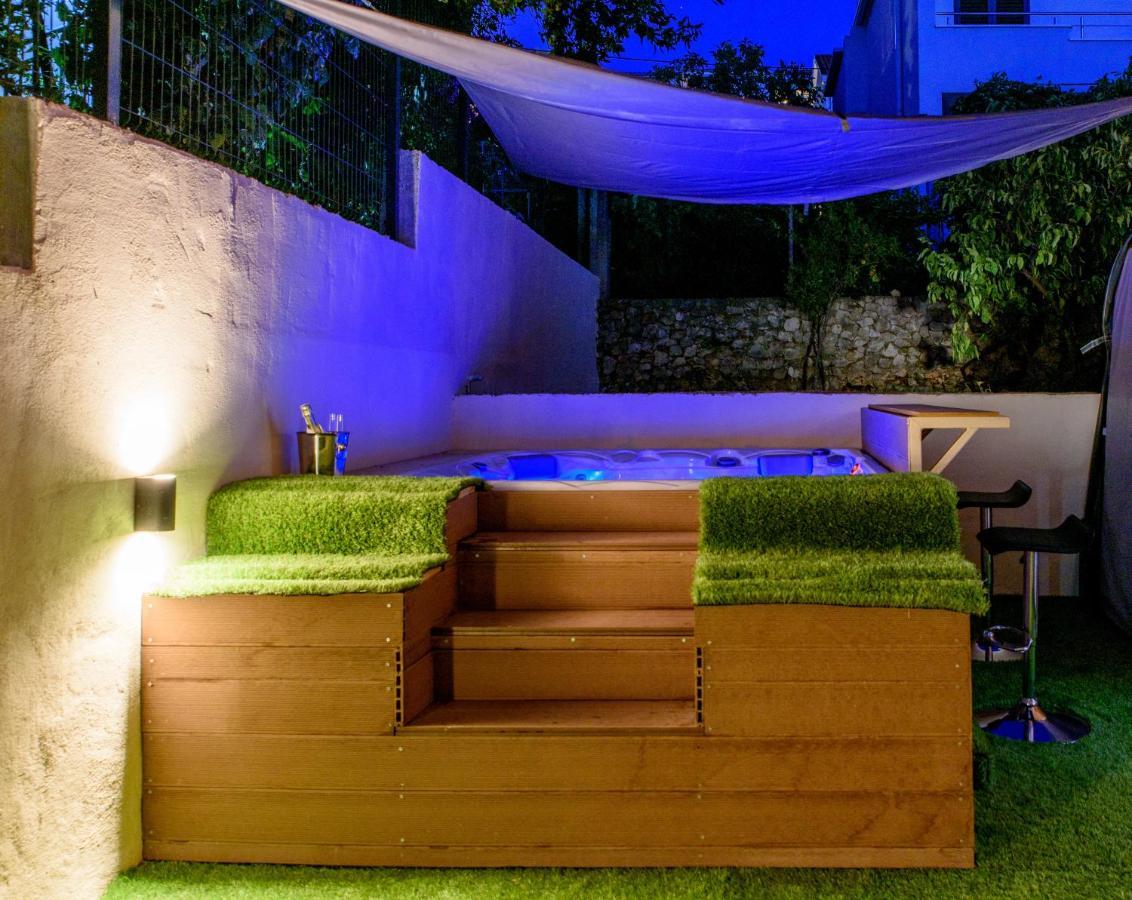 Beach Holiday Home With Private Jacuzzi & Parking Trogir Bagian luar foto