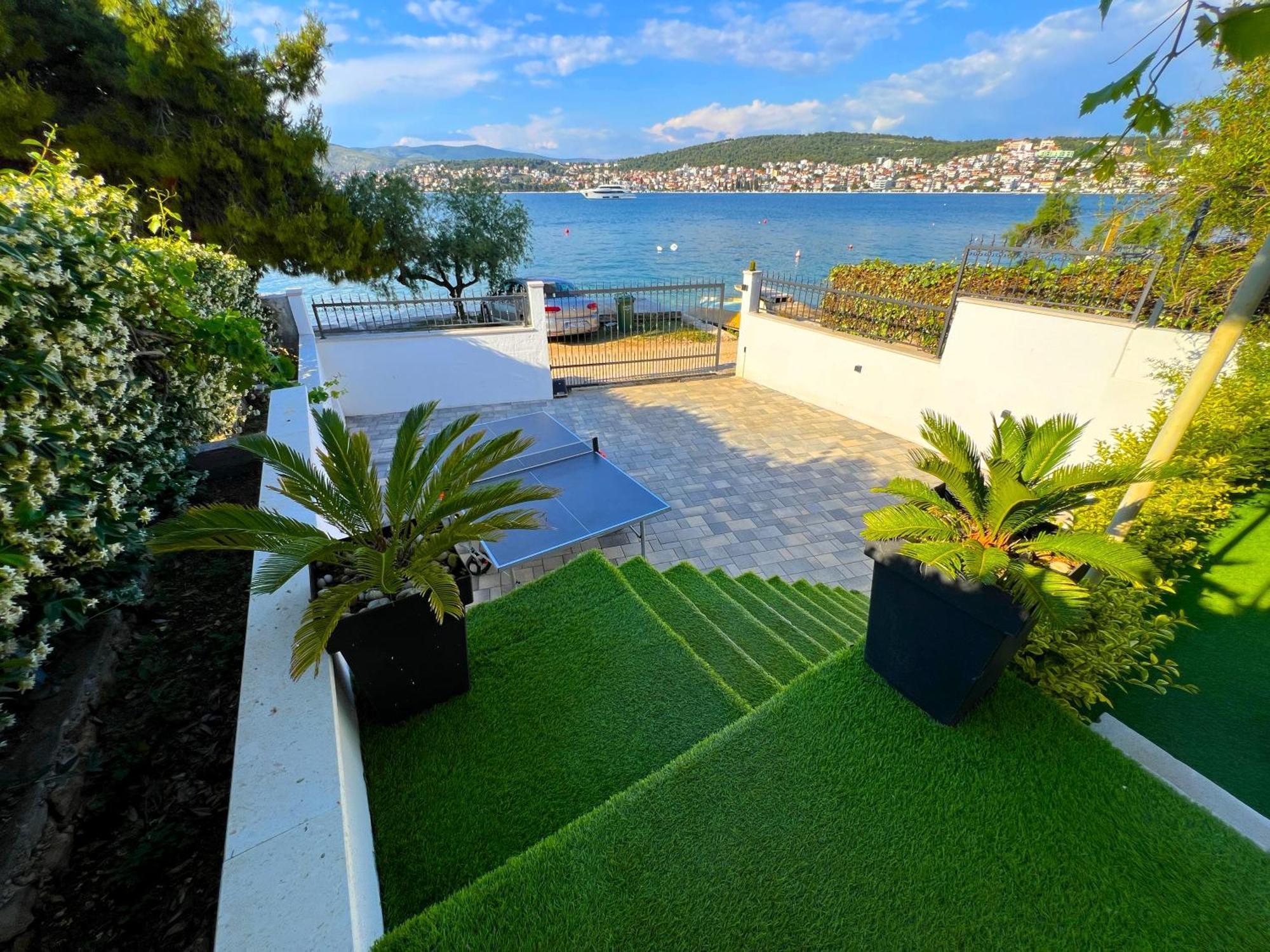 Beach Holiday Home With Private Jacuzzi & Parking Trogir Bagian luar foto