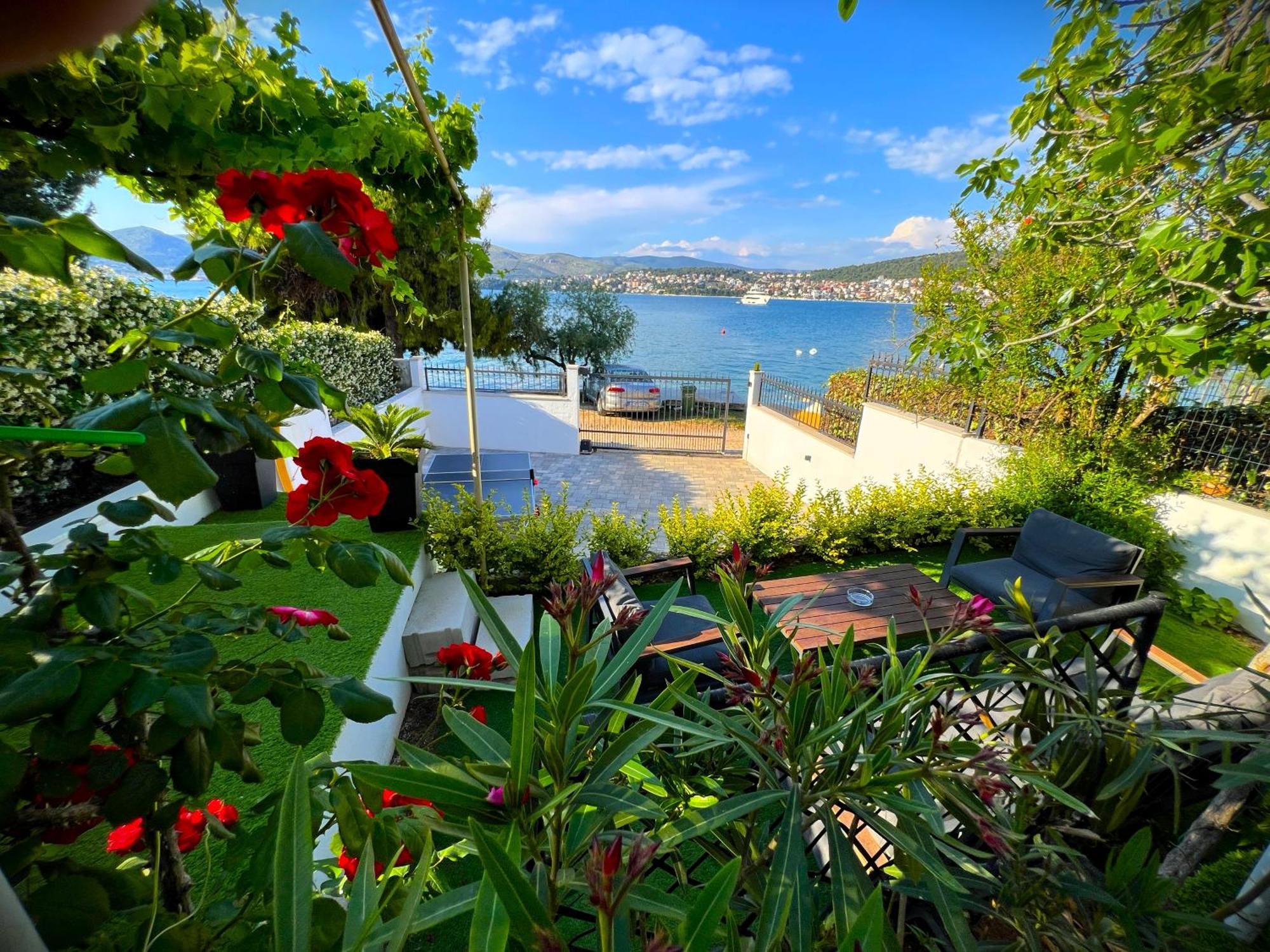 Beach Holiday Home With Private Jacuzzi & Parking Trogir Bagian luar foto