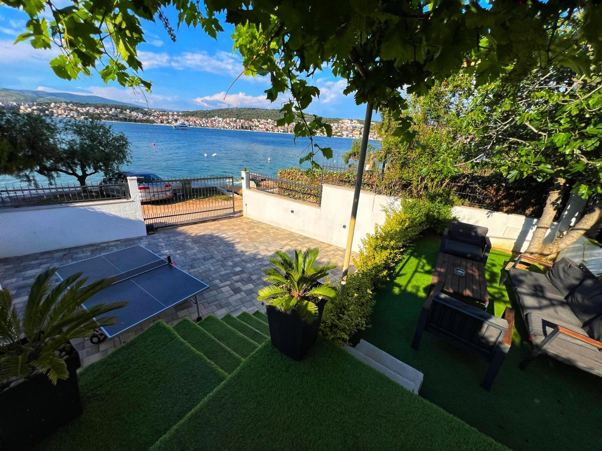 Beach Holiday Home With Private Jacuzzi & Parking Trogir Bagian luar foto